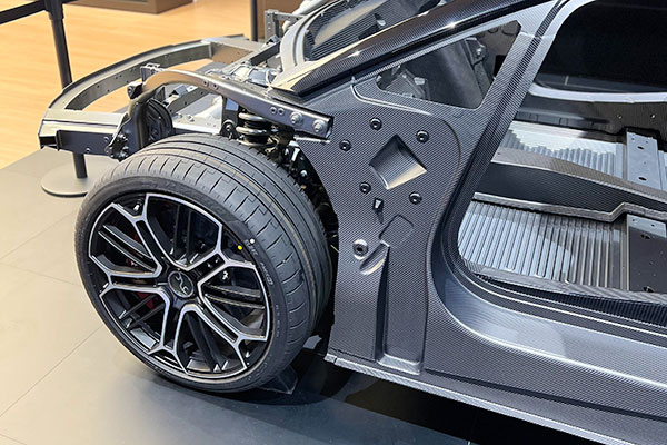 仰望U9發(fā)布高性能碳纖維選裝套件，提升駕駛體驗