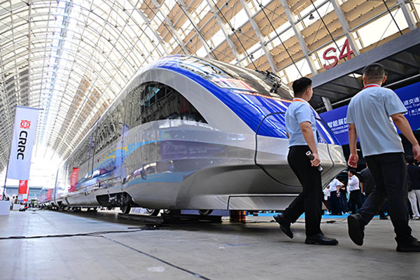 碳纖維賦能！我國(guó)首列中國(guó)標(biāo)準(zhǔn)智能市域列車(chē)亮相，減重30%引領(lǐng)綠色出行新變革